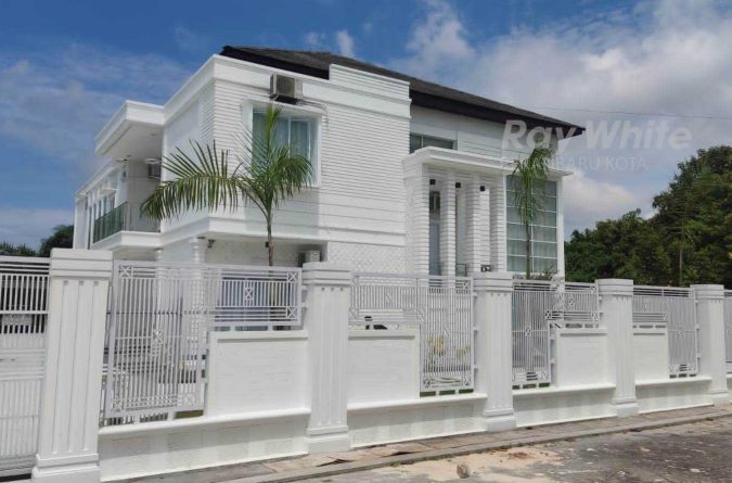 Disewa RUMAH MEWAH type 1056 m2 Lokasi Tengah Kota
