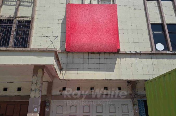 Disewakan ruko 3 tingkat siap huni di Jl. Soekarno Hatta